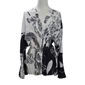NWT Black & White Asymmetrical Batwing Pleated Shirt Sz. Asis Large / US Medium